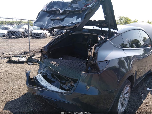 Tesla Model Y Long Range Dual Motor All-wheel Drive 2024 7SAYGDEE3RF036051 Image 6