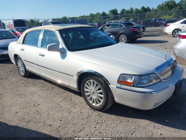 Продажа на аукционе авто 2003 Lincoln Town Car Signature, vin: 1LNHM82W13Y623734, номер лота: 45773245
