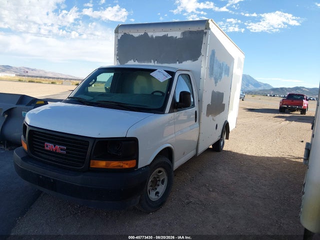 GMC Savana Cutaway Work Van 2017 1GD07SFF0H1351401 Image 2