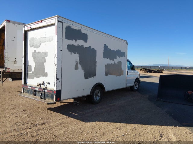 GMC Savana Cutaway Work Van 2017 1GD07SFF0H1351401 Image 4