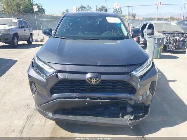 2T3F1RFV1RC460647 Toyota RAV4 LE