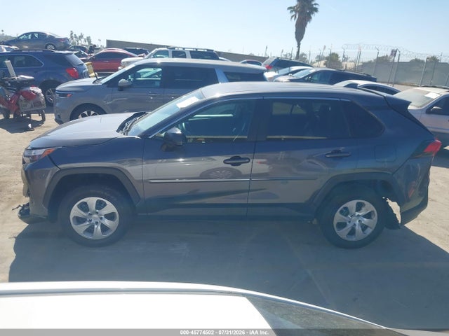 2T3F1RFV1RC460647 Toyota RAV4 LE