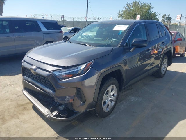 2T3F1RFV1RC460647 Toyota RAV4 LE