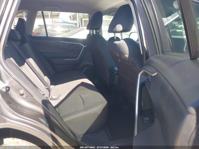 2T3F1RFV1RC460647 Toyota RAV4 LE