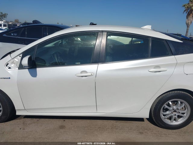 Toyota Prius Two 2016 JTDKBRFU6G3521640 Image 14