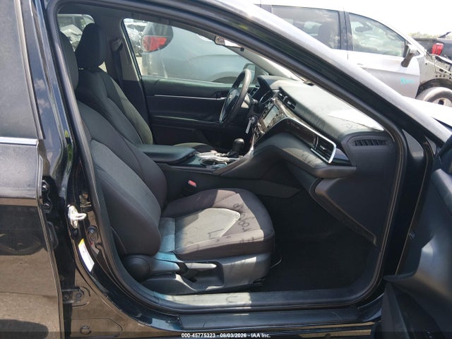 45775323 :رقم المزاد ، 4T1B11HKXJU580770 vin ، 2018 Toyota Camry Le مزاد بيع