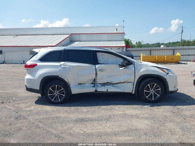 Продажа на аукционе авто 2018 Toyota Highlander Xle, vin: 5TDJZRFH0JS556707, номер лота: 45778343