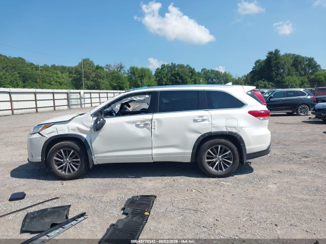 Продажа на аукционе авто 2018 Toyota Highlander Xle, vin: 5TDJZRFH0JS556707, номер лота: 45778343