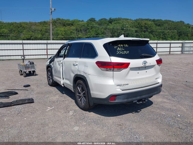 Продажа на аукционе авто 2018 Toyota Highlander Xle, vin: 5TDJZRFH0JS556707, номер лота: 45778343
