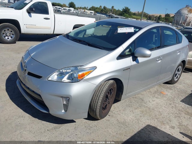 Toyota Prius Three 2014 JTDKN3DUXE0392131 Image 2