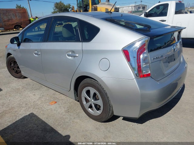 Toyota Prius Three 2014 JTDKN3DUXE0392131 Image 3
