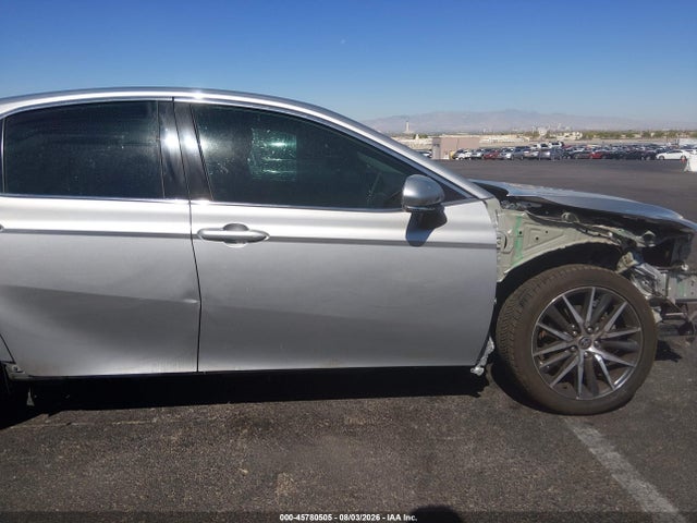 45780505 :رقم المزاد ، 4T1F11AK2MU465208 vin ، 2021 Toyota Camry Xle مزاد بيع