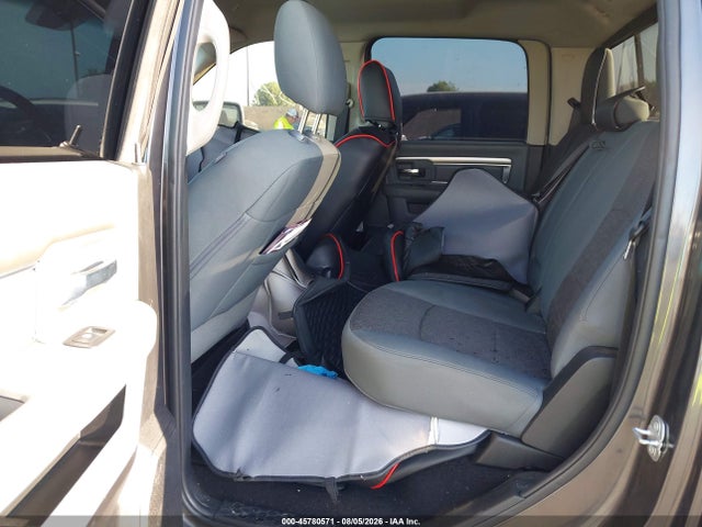 1C6RR7TT1JS157593 RAM 1500 Big Horn 4x4 6&#039;4 Box