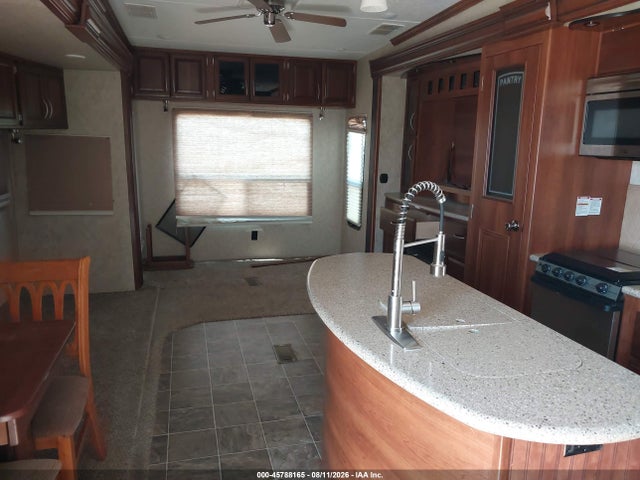 2016 Forest River Sanibel 5th Wheel 40' მანქანა იყიდება აუქციონზე, vin: 5ZT3SN1B1GG701831, აუქციონის ნომერი: 45788165