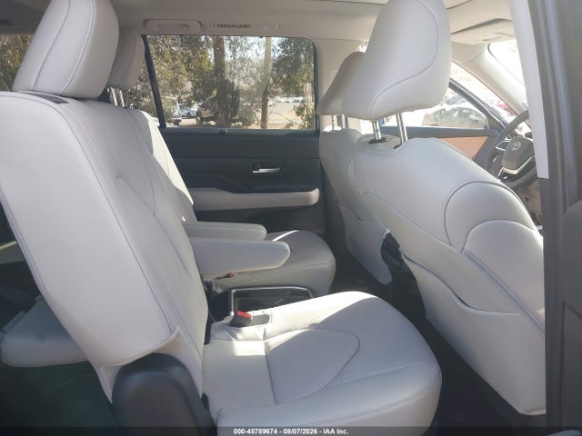 Toyota Grand Highlander Limited 2025 5TDAAAA50SS028480 Image 8