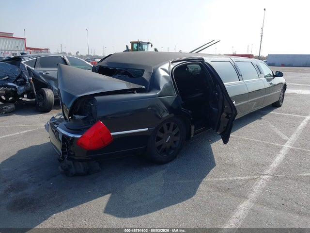 2006 Lincoln Town Car Executive მანქანა იყიდება აუქციონზე, vin: 1L1FM88W76Y621314, აუქციონის ნომერი: 45791602
