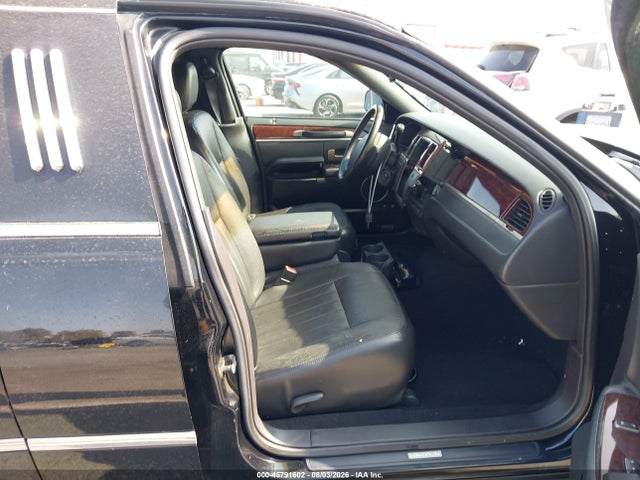 2006 Lincoln Town Car Executive მანქანა იყიდება აუქციონზე, vin: 1L1FM88W76Y621314, აუქციონის ნომერი: 45791602