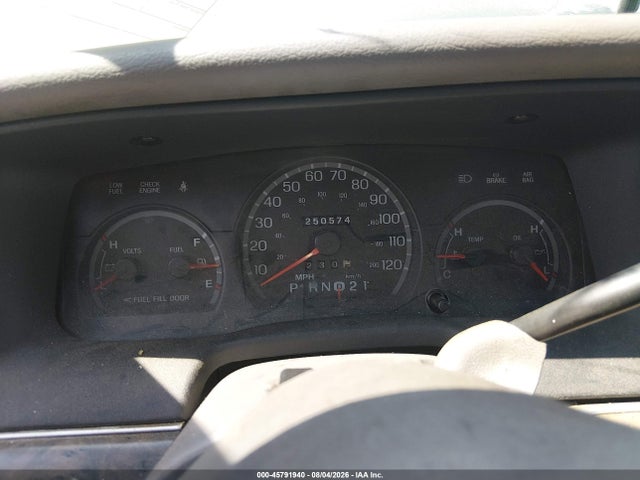 45791940 :رقم المزاد ، 2FAFP74W1YX158556 vin ، 2000 Ford Crown Victoria Lx مزاد بيع