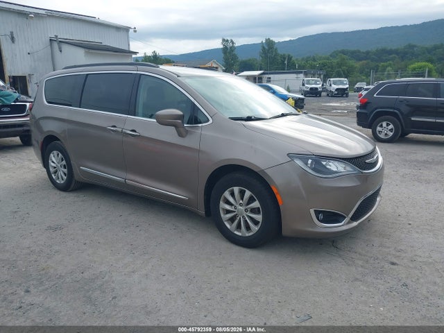 2017 Chrysler Pacifica Touring-l მანქანა იყიდება აუქციონზე, vin: 2C4RC1BG0HR540173, აუქციონის ნომერი: 45792359