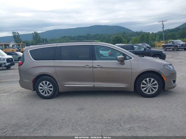 Продажа на аукционе авто 2017 Chrysler Pacifica Touring-l, vin: 2C4RC1BG0HR540173, номер лота: 45792359
