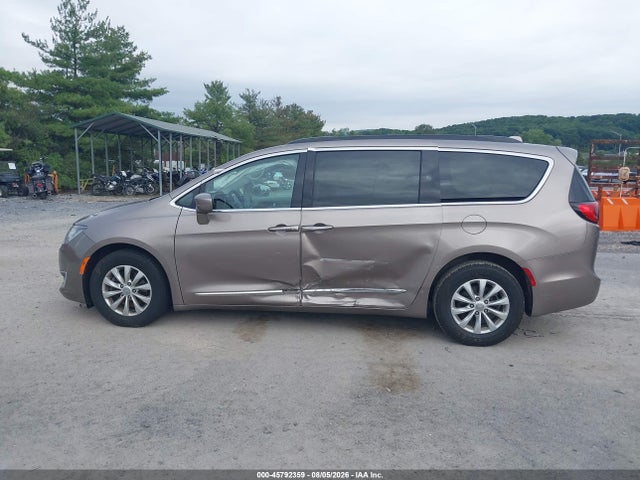 Продажа на аукционе авто 2017 Chrysler Pacifica Touring-l, vin: 2C4RC1BG0HR540173, номер лота: 45792359