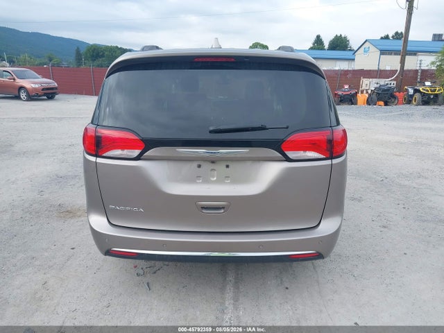 Продажа на аукционе авто 2017 Chrysler Pacifica Touring-l, vin: 2C4RC1BG0HR540173, номер лота: 45792359