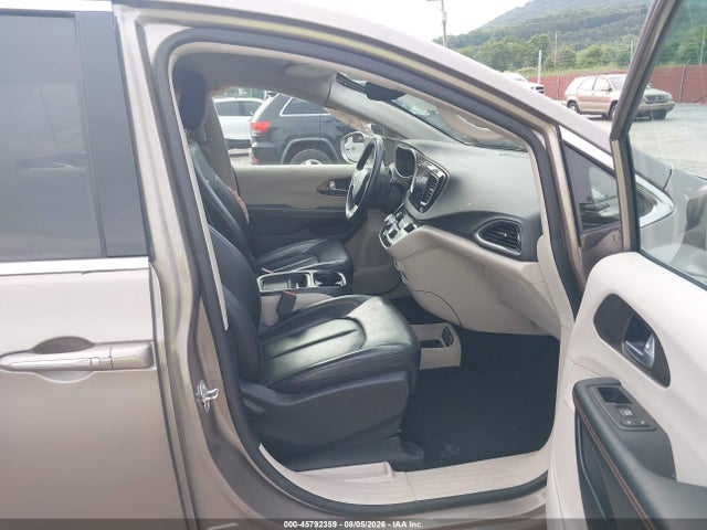 Продажа на аукционе авто 2017 Chrysler Pacifica Touring-l, vin: 2C4RC1BG0HR540173, номер лота: 45792359