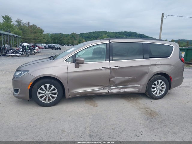 Продажа на аукционе авто 2017 Chrysler Pacifica Touring-l, vin: 2C4RC1BG0HR540173, номер лота: 45792359