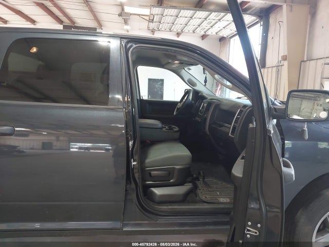 45792426 :رقم المزاد ، 3C6RR7KGXJG203515 vin ، 2018 Ram 1500 Express  4x4 5'7 Box مزاد بيع