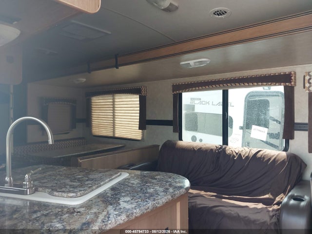 Shadow Cruiser 27 Travel Trailer 2015 5RXTD2826F1032549 Image 5