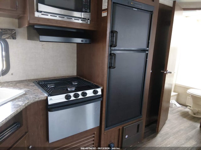 2016 Keystone Rv 5th Wheel Travel Trailer მანქანა იყიდება აუქციონზე, vin: 4YDT26L28GN207379, აუქციონის ნომერი: 45794792