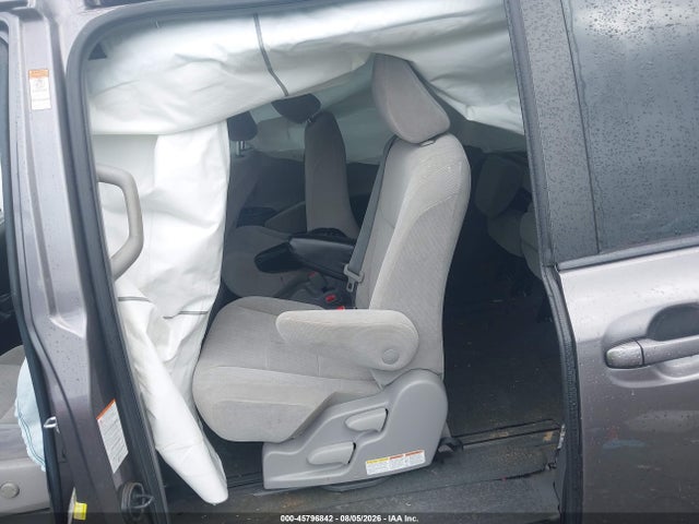 Продажа на аукционе авто 2018 Toyota Sienna Le 8 Passenger, vin: 5TDKZ3DCXJS910113, номер лота: 45796842