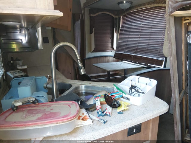 45797669 :رقم المزاد ، 4YDF33822FA740187 vin ، 2015 Keystone Other مزاد بيع