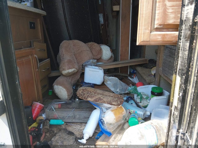 45797669 :رقم المزاد ، 4YDF33822FA740187 vin ، 2015 Keystone Other مزاد بيع