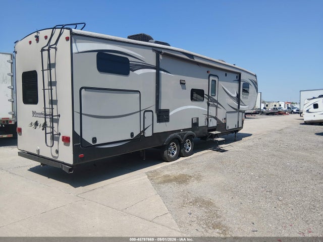 45797669 :رقم المزاد ، 4YDF33822FA740187 vin ، 2015 Keystone Other مزاد بيع