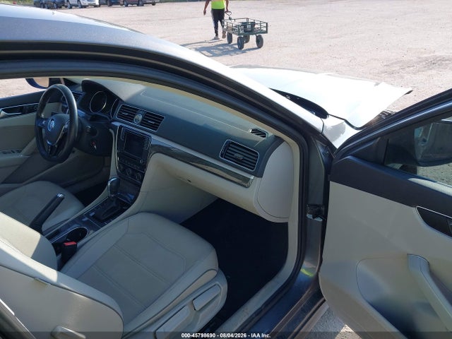 2016 Volkswagen Passat 1.8t Se მანქანა იყიდება აუქციონზე, vin: 1VWBS7A39GC038451, აუქციონის ნომერი: 45798690