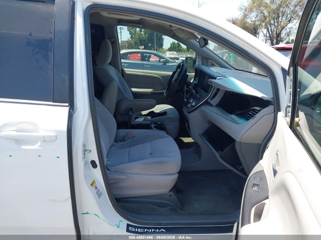 2015 Toyota Sienna Le 8 Passenger მანქანა იყიდება აუქციონზე, vin: 5TDKK3DC1FS573987, აუქციონის ნომერი: 45801466