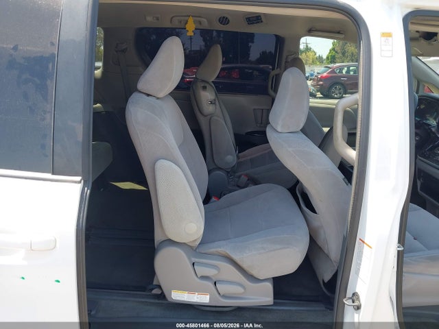 2015 Toyota Sienna Le 8 Passenger მანქანა იყიდება აუქციონზე, vin: 5TDKK3DC1FS573987, აუქციონის ნომერი: 45801466