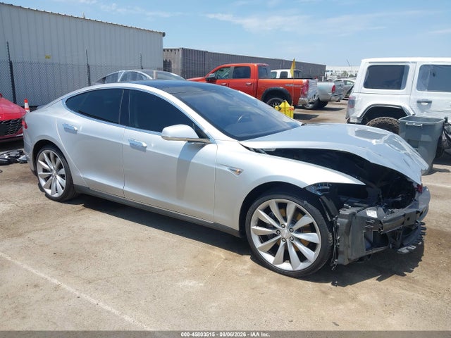 2015 Tesla Model S 70d/85d/p85d მანქანა იყიდება აუქციონზე, vin: 5YJSA1H24FF084433, აუქციონის ნომერი: 45803515