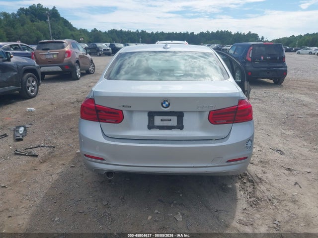 BMW 320i Xdrive 2018 WBA8A3C58JA489460 Image 16