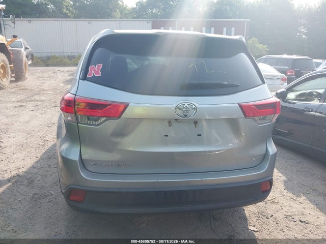 2018 Toyota Highlander Le მანქანა იყიდება აუქციონზე, vin: 5TDBZRFH8JS851526, აუქციონის ნომერი: 45805752