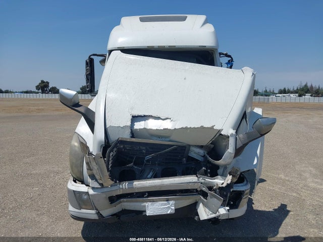 2017 Volvo Vnl მანქანა იყიდება აუქციონზე, vin: 4V4NC9EJ2HN990624, აუქციონის ნომერი: 45811841