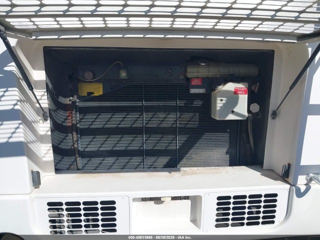45811900 :رقم المزاد ، 4UZAAHAK81CJ18423 vin ، 2001 Freightliner Chassis X Line Motor Home مزاد بيع