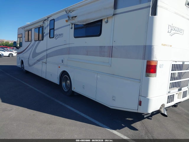 45811900 :رقم المزاد ، 4UZAAHAK81CJ18423 vin ، 2001 Freightliner Chassis X Line Motor Home مزاد بيع