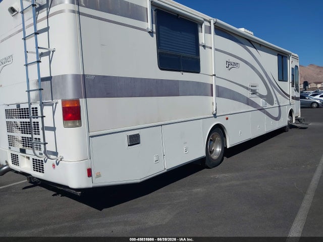 45811900 :رقم المزاد ، 4UZAAHAK81CJ18423 vin ، 2001 Freightliner Chassis X Line Motor Home مزاد بيع