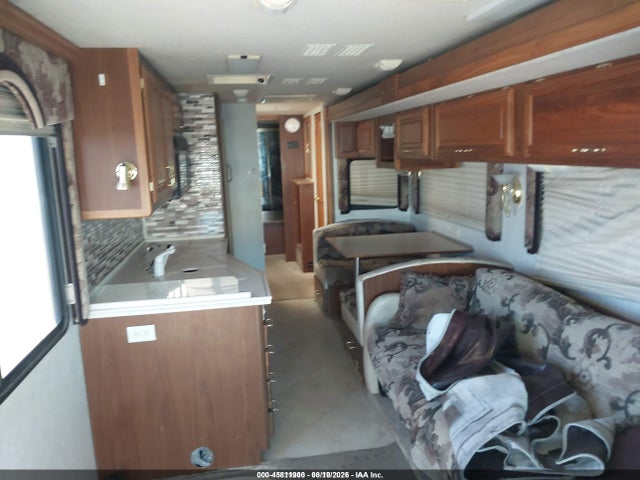 45811900 :رقم المزاد ، 4UZAAHAK81CJ18423 vin ، 2001 Freightliner Chassis X Line Motor Home مزاد بيع