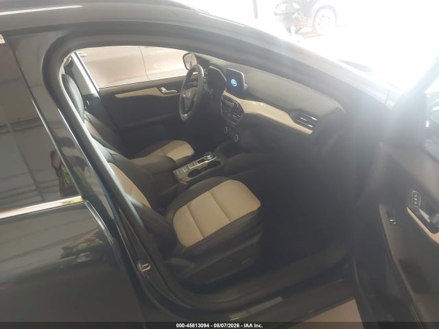 45813094 :رقم المزاد ، 1FMCU9J90NUB57591 vin ، 2022 Ford Escape Titanium مزاد بيع
