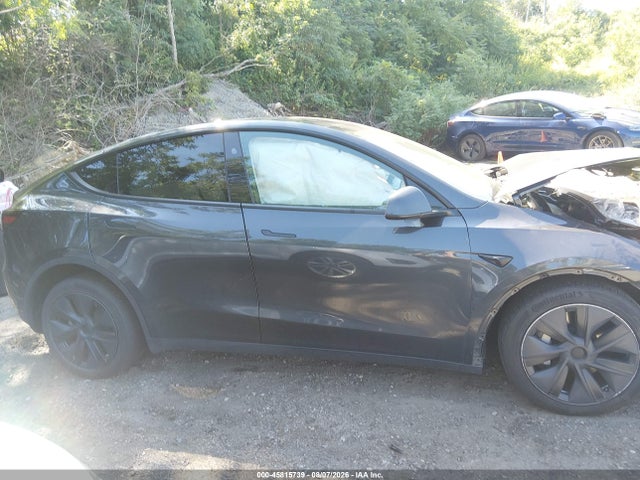 Tesla Model Y 2024 7SAYGDED8RF151154 Image 14