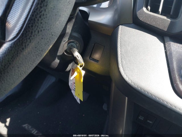 JTMZFREV2GJ086429 Toyota RAV4 LE