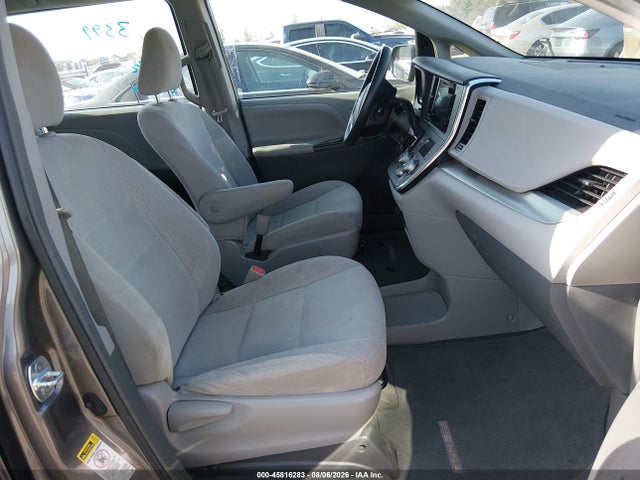Toyota Sienna L 7 Passenger 2017 5TDZZ3DC6HS852980 Image 5